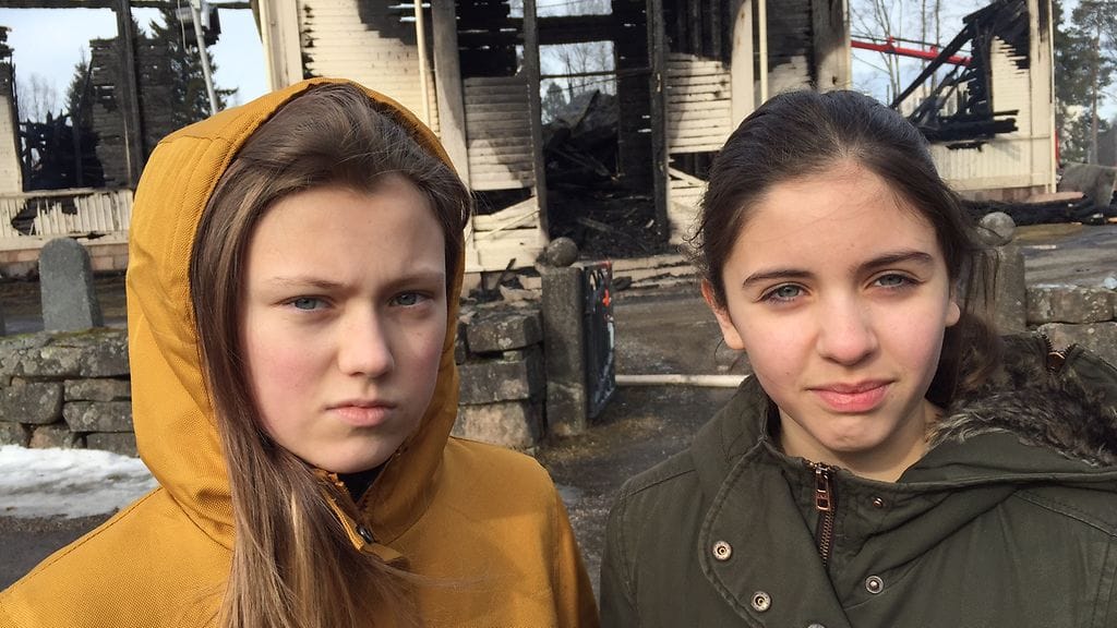 Emma Zitting ja Nelli Nisula surevat palanutta kirkkoa.