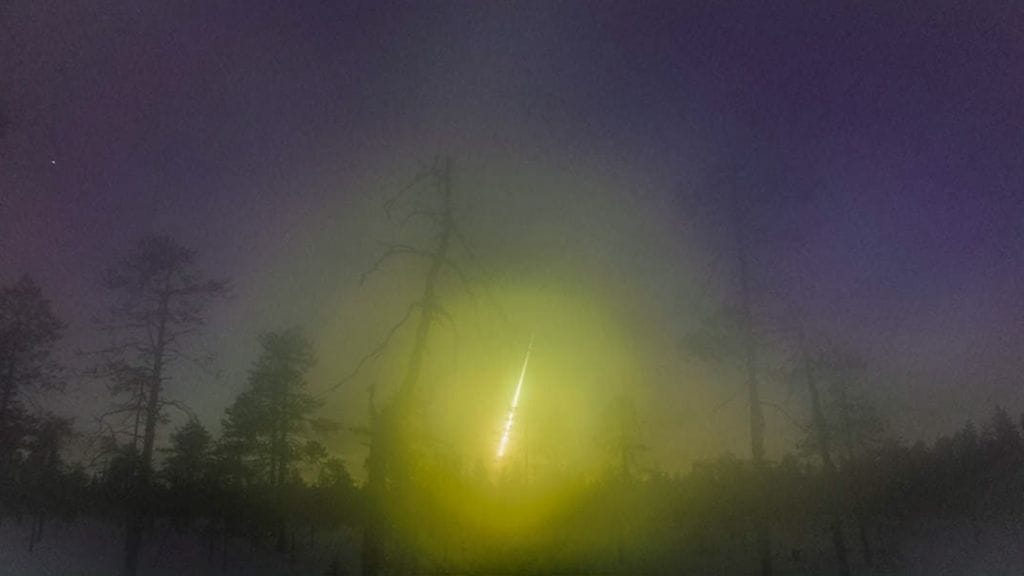 Arkistokuvaa Kuusamossa kuvatusta tulipallosta vuodelta 2014. Kuvaa on käsitelty yksityiskohtien erottumiseksi.