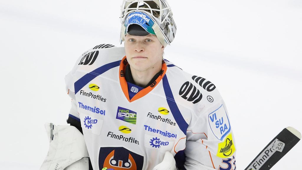 Tomi Karhunen (kuvassa) torjui kaksi nollapeliä Lukko-sarjassa, mutta Dominik Hrachovina sai näyttöpaikan kahdessa viimeisessä ottelussa.