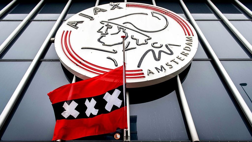 Lippu laskettiin puolitankoon Ajaxin kotistadionilla Johan Cruyffin kuoleman johdosta.