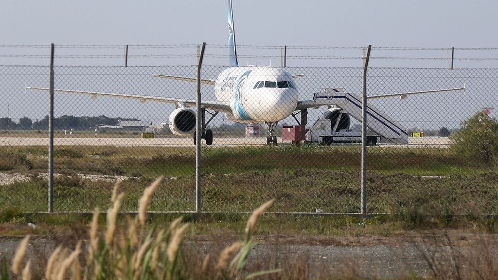 Kaappaaja otti yhteyden kyproslaiseen lennonjohtoon noin puoli yhdeksän aikaan paikallista aikaa ja kone sai laskeutumisluvan hieman ennen yhdeksää.