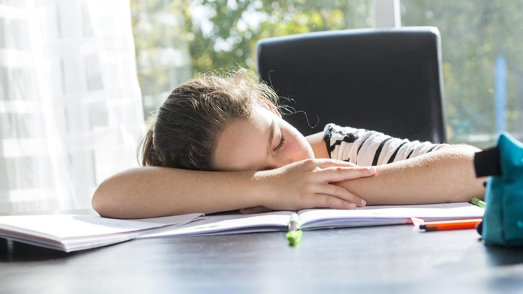 Tutkimusten mukaan kotiläksyjen tekeminen voi lisätä emotionaalisia ongelmia lapsilla.