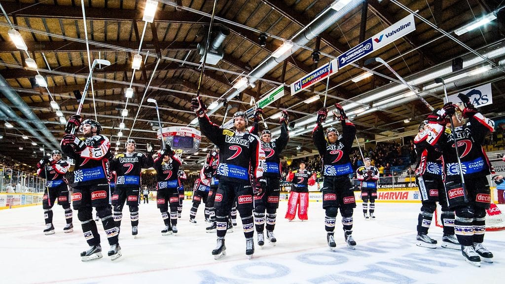 JYP kaatoi maanantaina SaiPan edeten välieriin. Pelaajat kiittivät kannattajiaan ottelun jälkeen.