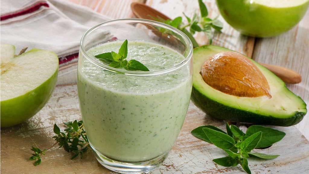 Avokadon siemen on kehotettu pyöräyttämään mukaan smoothieen.