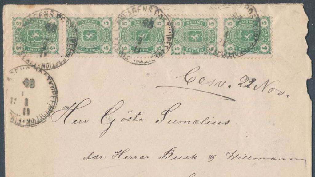 Kirjeen postimerkeistä näkyy, kuinka yksi niistä on ollut arkissa väärin päin muihin nähden. Kuva: Suomen filateliapalvelu.