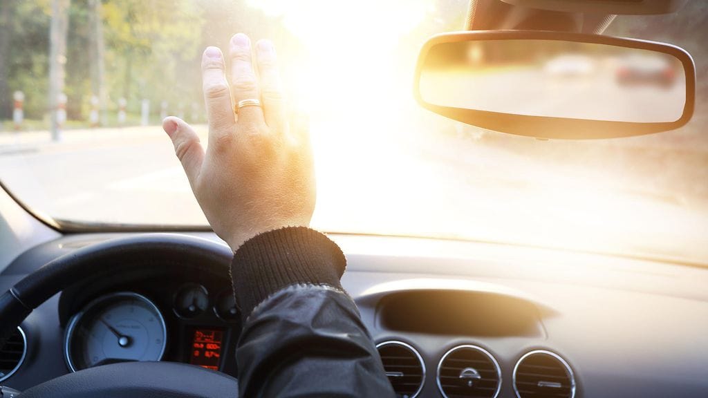 Häikäisevä vastavalo voi heikentää näkyvyyttä merkittävästi.