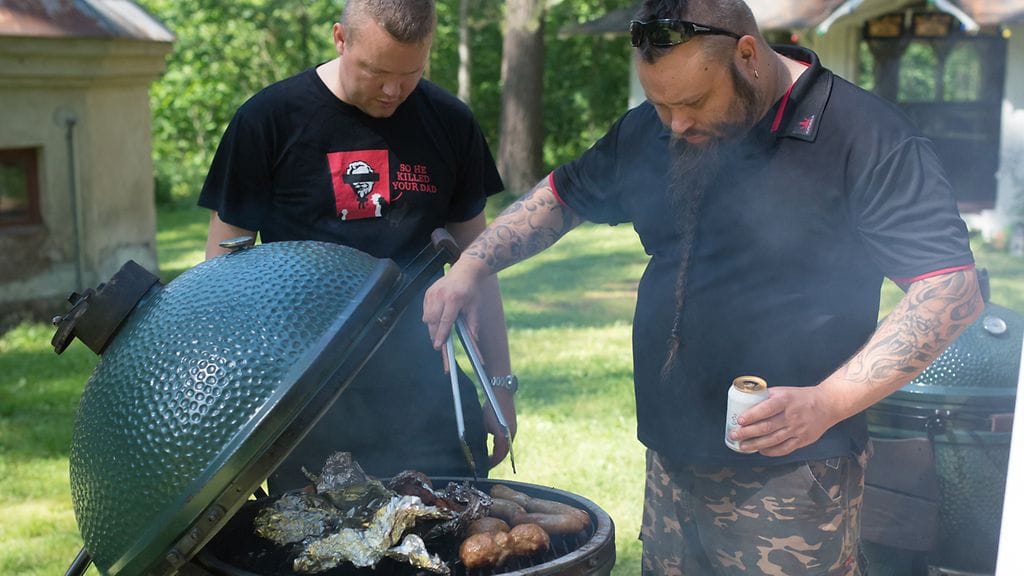 big green eggillä grillausta