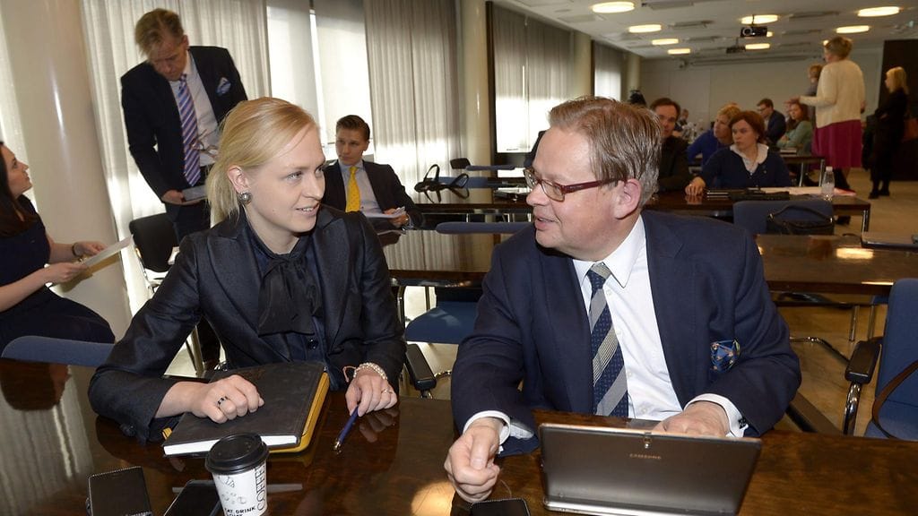 Kokoomuksen kansanedustajat  Elina Lepomäki ja Juhana Vartiainen kritisoivat rajusti edustamansa hallituksen linjaa. Kirjoituksen voi nähdä piikkinä puolueen puheenjohtaja Alexander Stubbin lihaan.