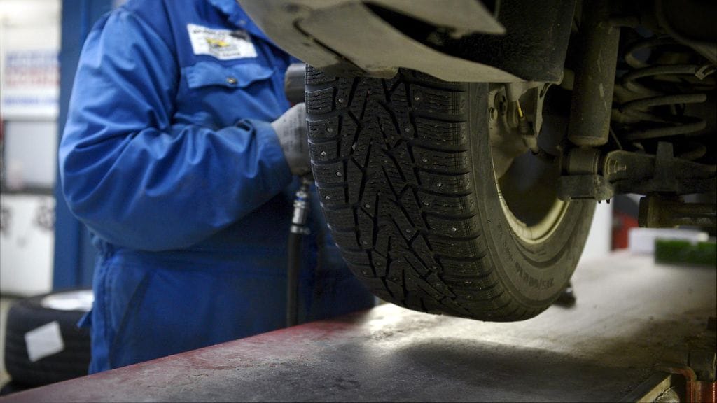 Kevään tulo näkyy autohuoltamoilla, kun autoilijat vaihtavat talvirenkaitaan kesäkumeihin.