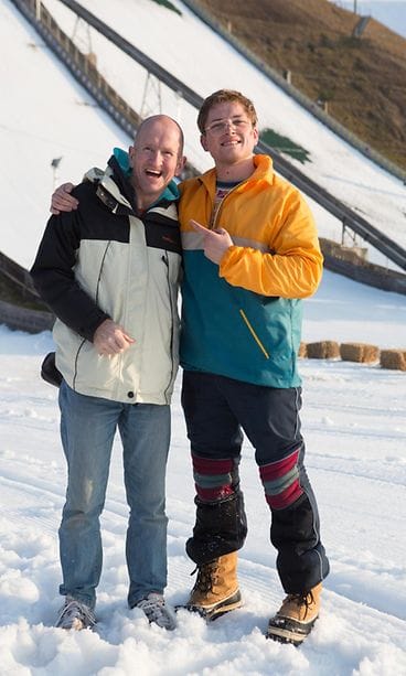 Eddie Edwards (vas.) ja häntä Eddie the Eagle -elokuvassa aikuisena esittävä näyttelijä Taron Egerton.