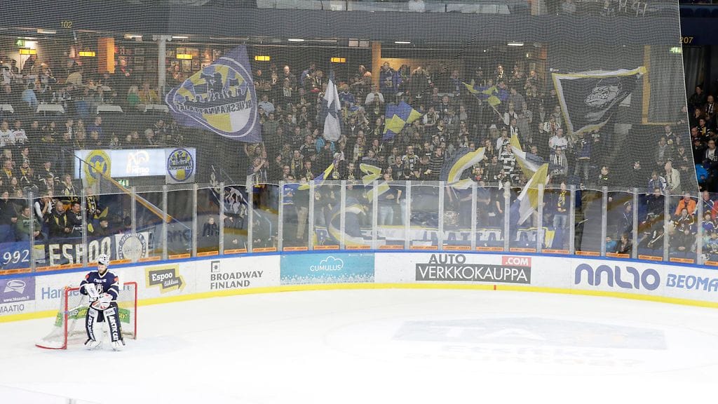 Bluesin toistaiseksi viimeinen kotiottelukin houkutteli 7 017 henkilöä vetävään halliin vain 4 552 katsojaa.