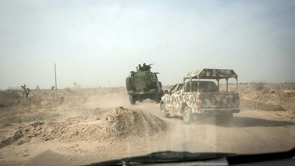 Nigerian armeija kuljetti journalisteja Koillis-Nigeriassa maaliskuussa 2016.