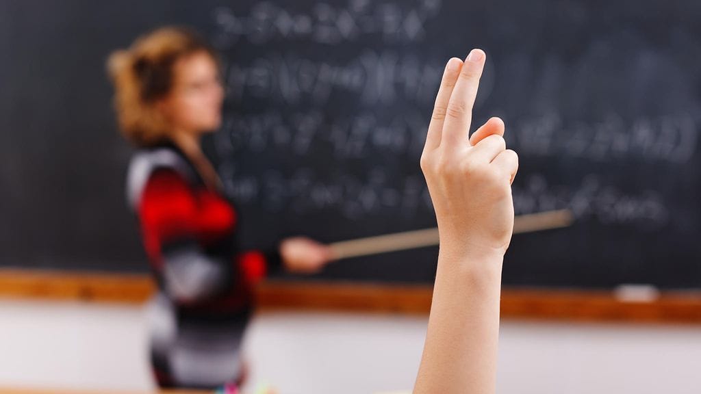 Oppilaat ovat järkyttyneitä pidetyn opettajan irtisanomisesta.