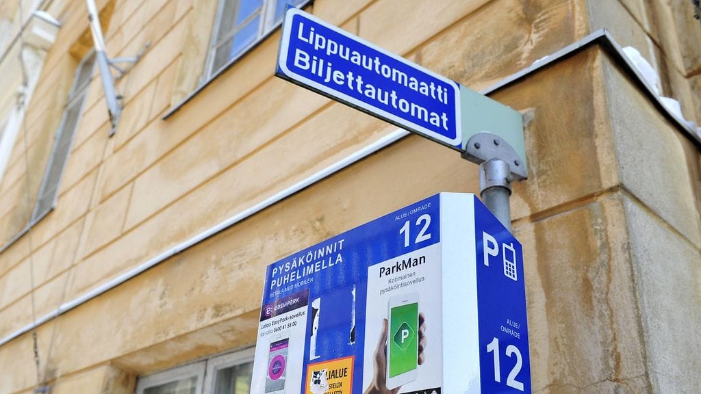 Pysäköintiautomaatti Fabianinkadulla Helsingissä.
