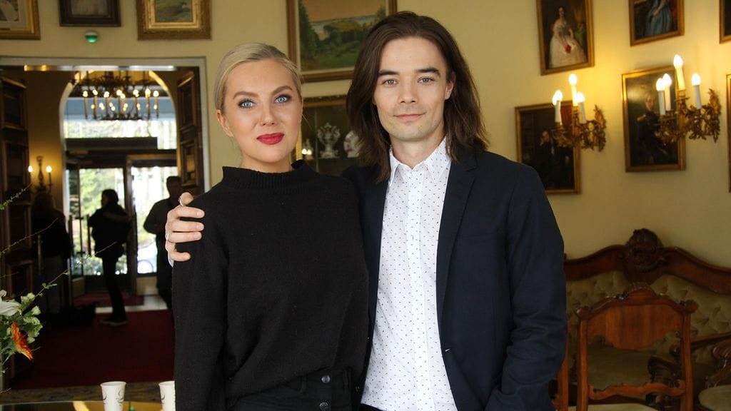 Pinja Kanon ja Timo Strom tähdittävät Salattujen elämien kesän nettisarjaa Bikineitä ja timantteja.