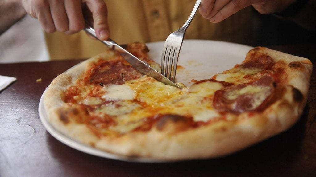 Kuvituskuva. Suomen suosituimpaan pizzaan valitaan usein kinkkua ja/tai salamia.