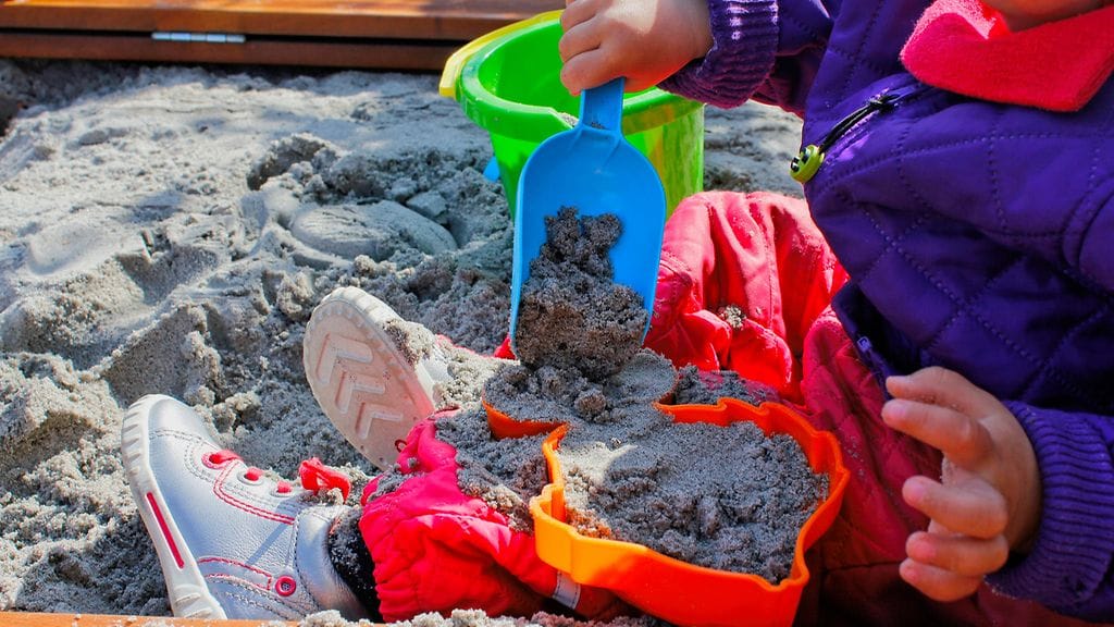 Hiekkalaatikkoon mahtuu monesti vain yksi lapsi.