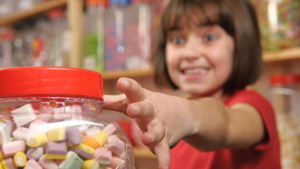 lapsi_karkkikaupassa