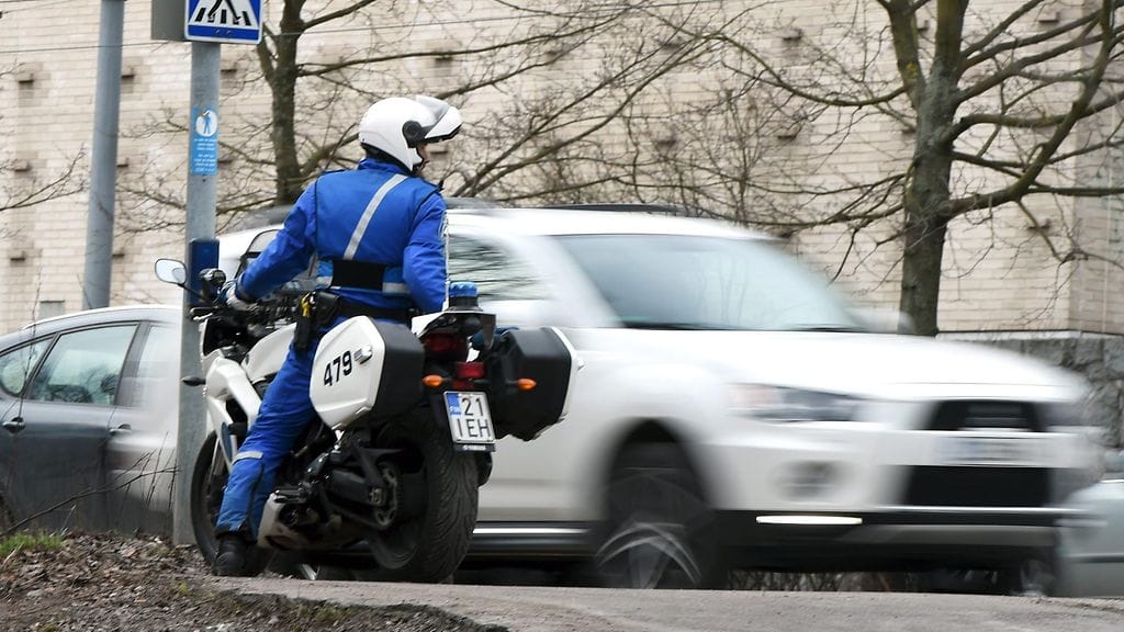 Moottoripyöräpoliisi suorittamassa valvontaa Veturitiellä Helsingissä 16. huhtikuuta 2015.