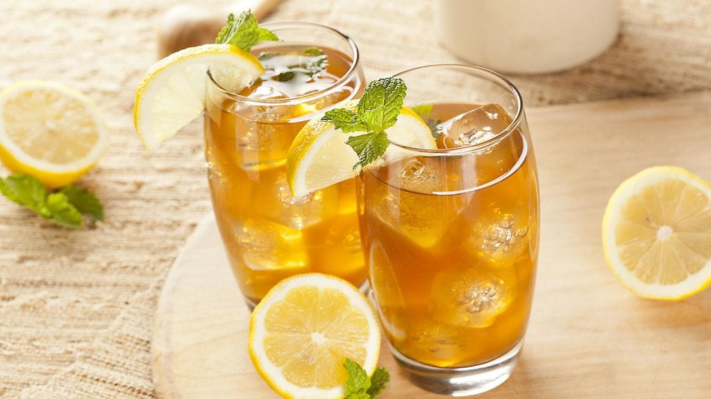 Jääteen voi maustaa tuoreilla yrteillä, marjoilla tai hedelmillä.