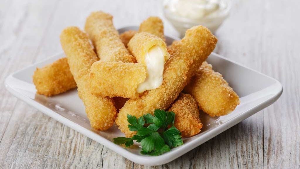 Mozzarellatikut sopivat hyvin illanvieton naposteltavaksi.