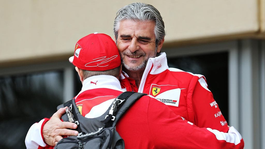 Kimi Räikkönen ja Maurizio Arrivabene tervehtivät toisiaan lämpimästi huhtikuussa Bahrainissa.