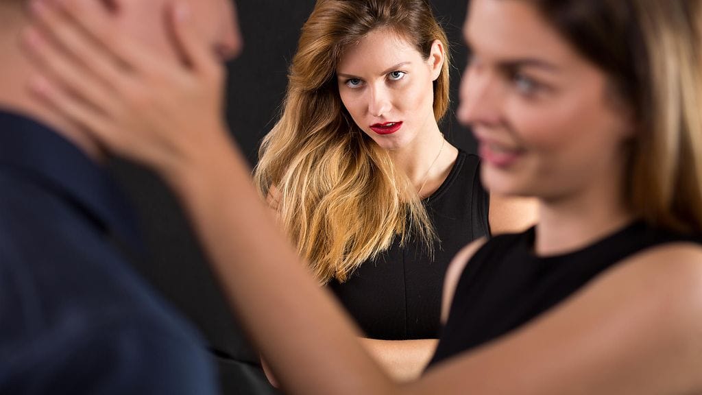 Holly sai pettäjämiehensä kiinni itse teosta ovelan juonensa avulla. Kuvituskuva.