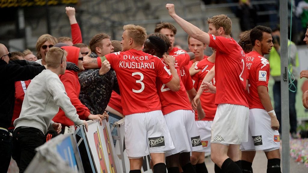 Kuvassa oleva pelaajien ja kannattajien yhdessä tuulettelu on jatkossa kiellettyä.