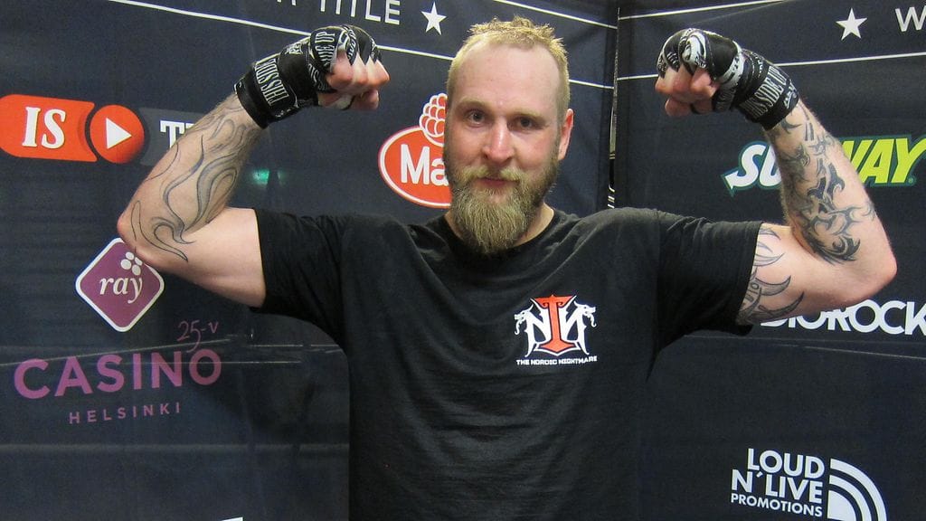 Robert Helenius poseerasi kuvaajille treenien jälkeen torstaina.