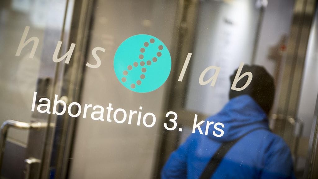 Maaliskuussa HUSLABin laboratoriossa otettiin 19 ihmisen verikokeet käytetyillä neuloilla.