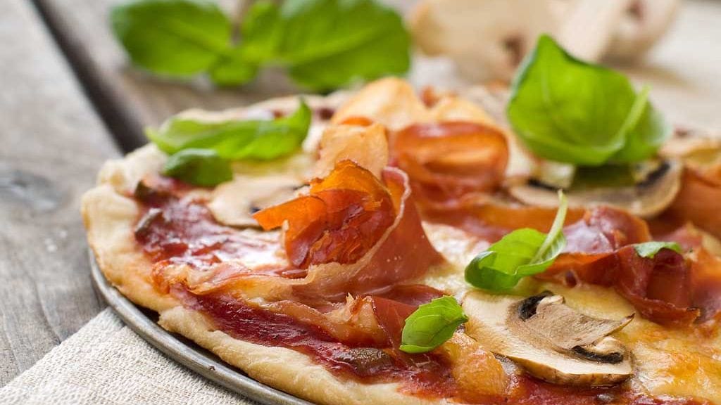 Pitkän linjan ravintoloitsija Antto Melasniemi sanoo, että juusto parasta laittaa täytteiden alle.