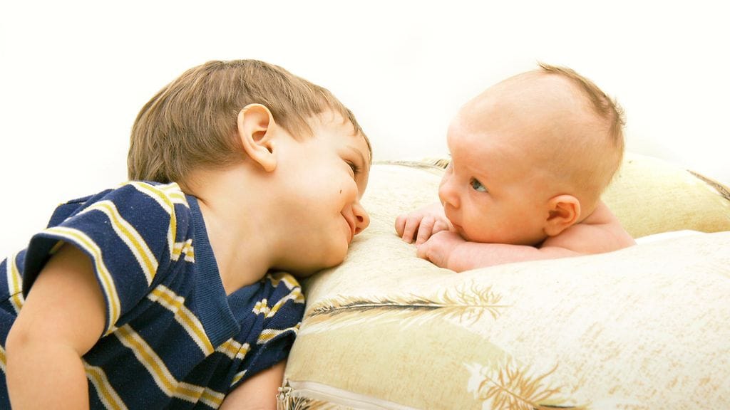 Miten käy, kun isoveli kohtaa uuden vauvan ensi kertaa?