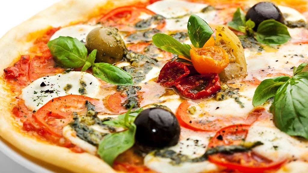 Kokeile yhdistää pizzassa sekä pehmeää mozzarellaa että mozzarellaraastetta.