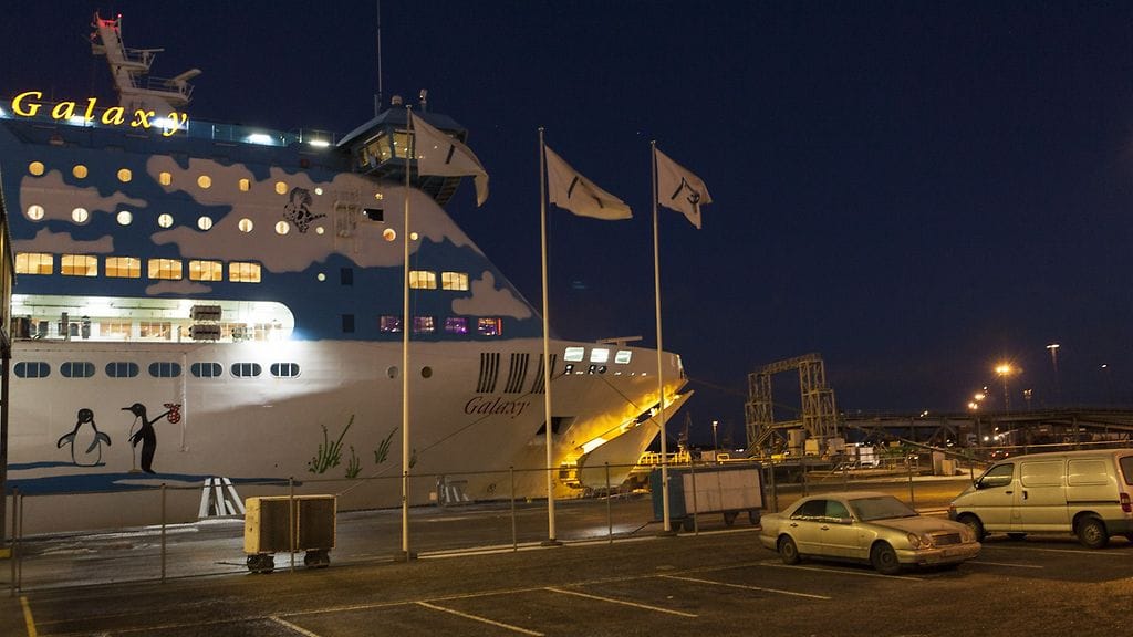 Joukkoraiskaus tapahtui maaliskuun lopulla Silja Linen Galaxy -aluksella. Laiva liikennöi Tukholman ja Turun välillä.