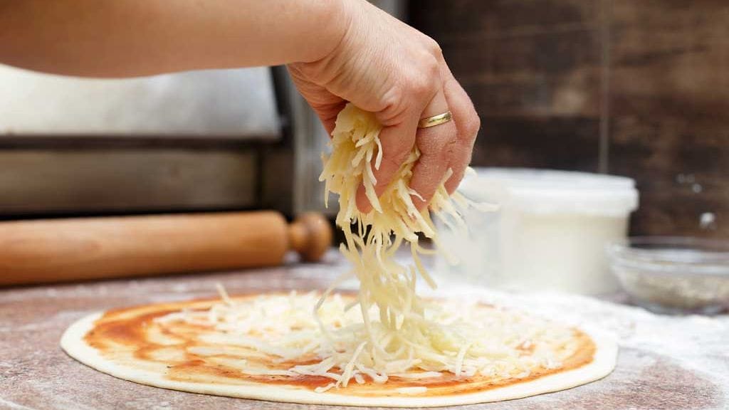 Liika juusto tekee pizzasta löysän ja vetisen.