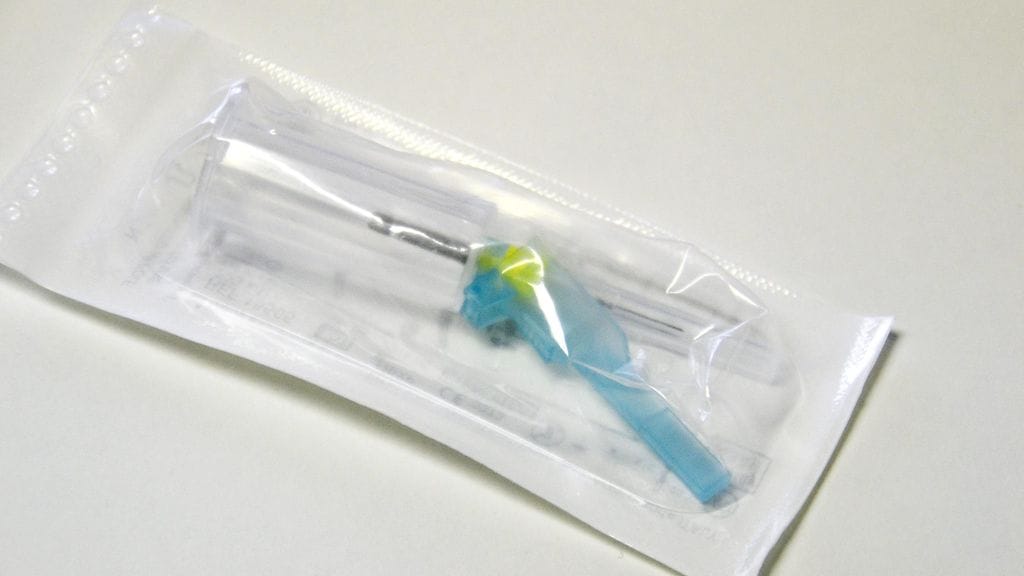 Husin käytössä oleva turvaneula avaamattomassa pakkauksessa. Parikymmentä potilasta on mahdollisesti altistunut tartuntataudeille käytettyjen neulojen takia Huslabissa Helsingissä. Kuva: Lehtikuva.
