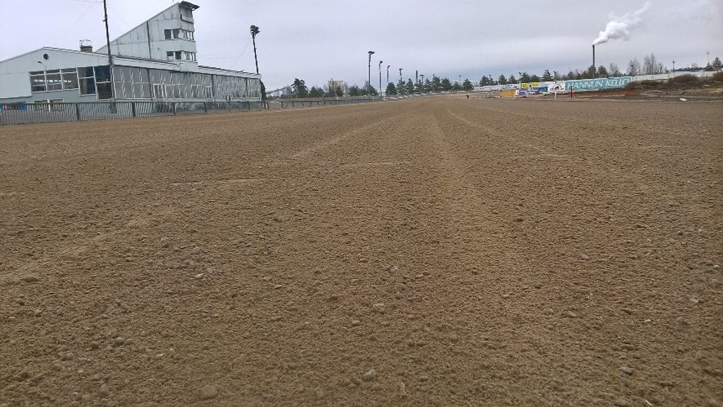 Näin hyvään kuntoon paikoittain puhki sulanutta Pilvenmäen rataa ei tänään saatu, joten ravit jouduttiin perumaan. Arkistokuva.
