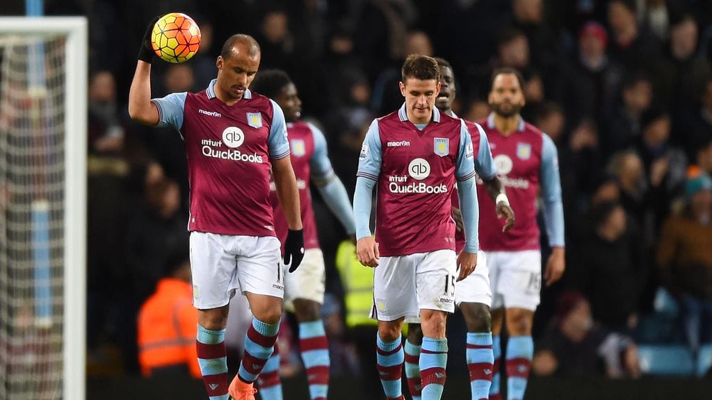 Aston Villa laittoi Gabriel Agbonlahorin (vas.) hyllylle.