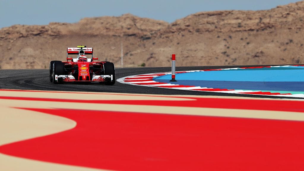 Kimi Räikkönen vauhdissa Bahrainissa perjantaina.