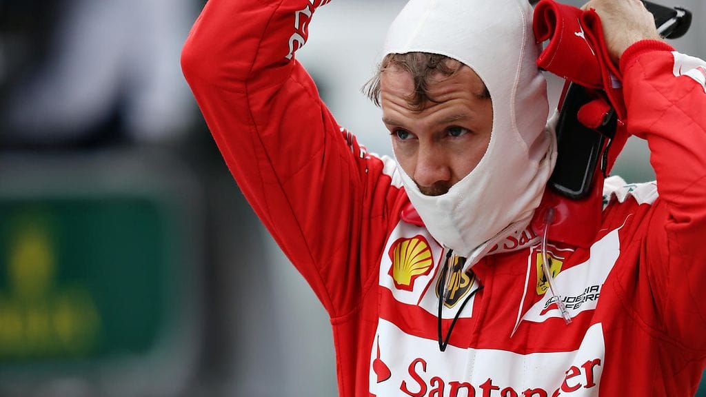 Sebastian Vettel riisui kypäränsä ajoissa, kun Australian aika-ajo lässähti täysin.