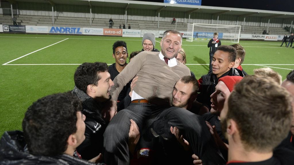 Päävalmentaja Shefki Kuqi juhlittavana lokakuussa PK-35 Vantaan noustua Veikkausliigaan.