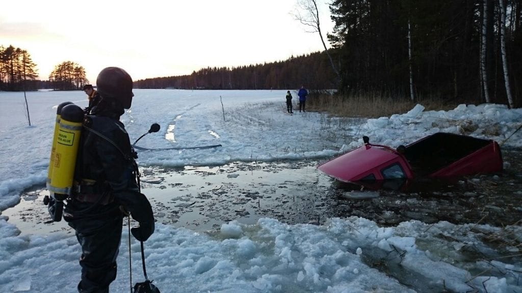 Puulastin kuljetus päättyi jään alle.