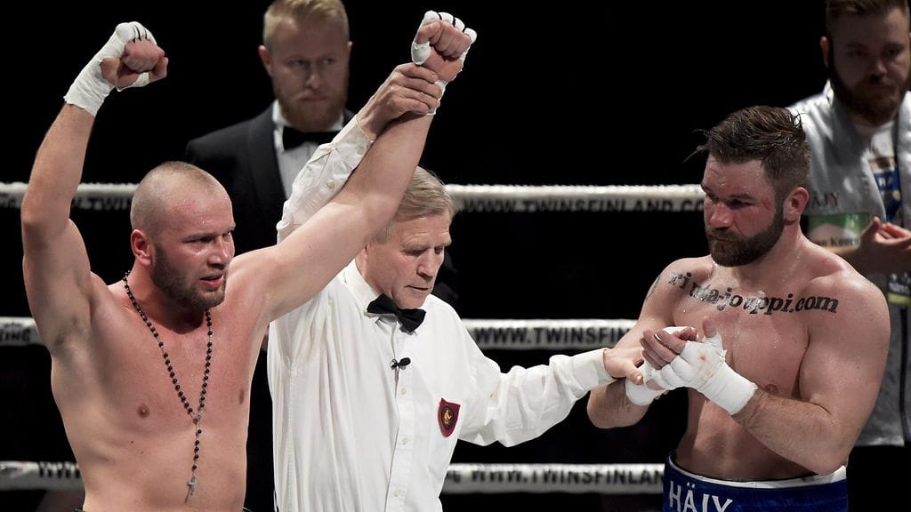 Unkarin Tamas Lodi (vas.) otti tyrmäysvoiton Juho Haapojasta huhtikuussa.