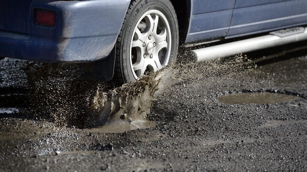 Vuosittain korvaushakemuksia teiden rikkomista autoista tulee 1 200-1 300.