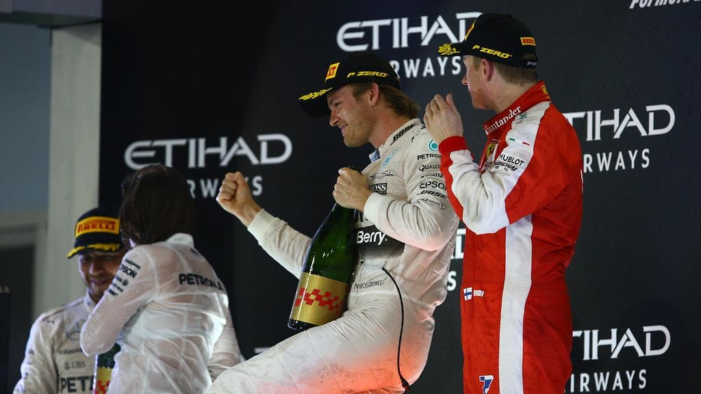 Kimi Räikkönen ja Nico Rosberg palkintopallilla Abu Dhabissa.