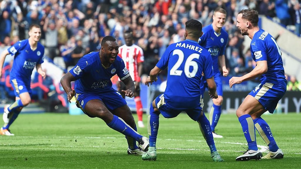 Kapteeni Wes Morgan (vas.) puski Leicesterin voittomaalin.