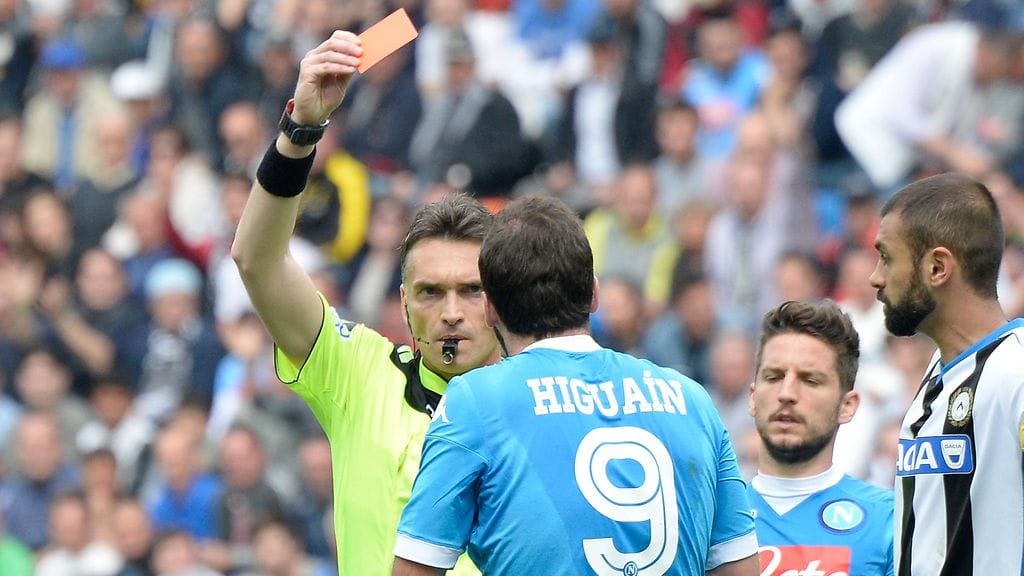 Napoli-tähti Gonazalo Higuain näki punaista sunnuntaina.