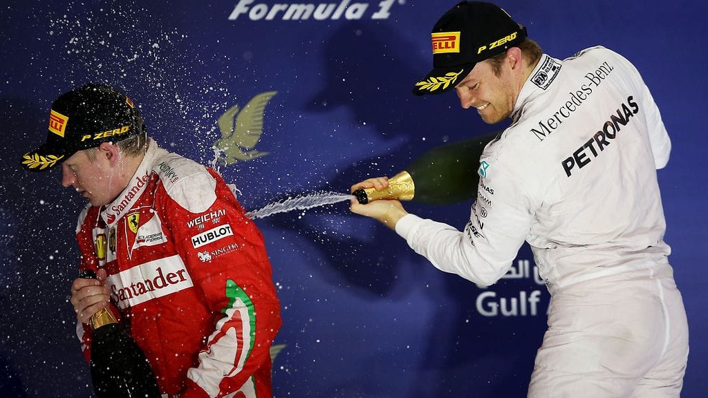 Kimi Räikkönen ja Nico Rosberg juhlivat Bahrainin palkintopallilla.