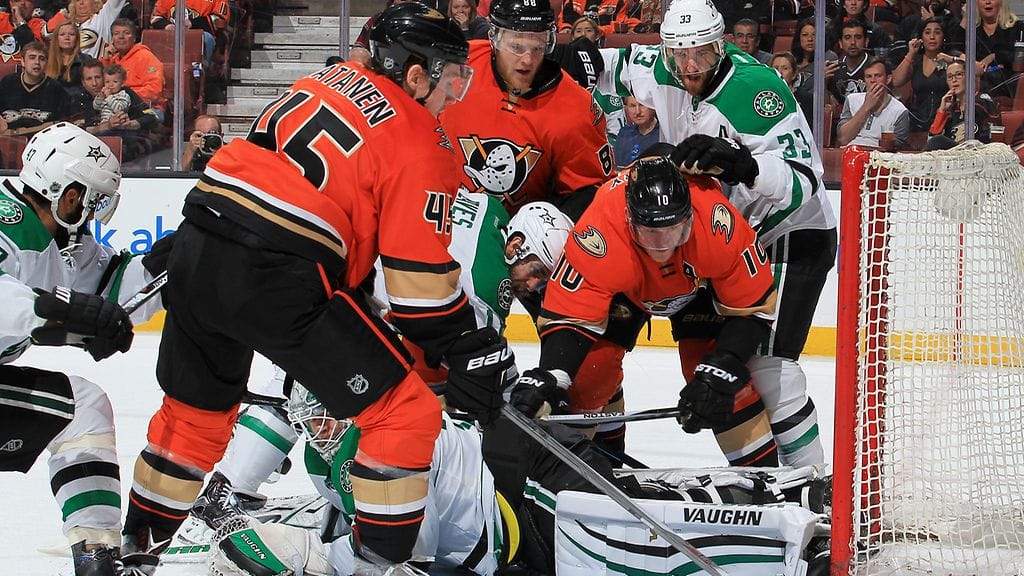 Anaheimin Sami Vatanen yritti tehdä kiusaa Dallasin maalivahdille Antti Niemelle.