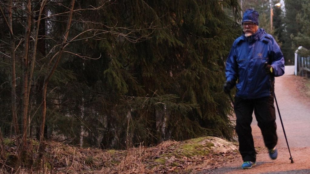 Hannu Nyyssönen käy sauvakävelylenkeillä useita kertoja viikossa.